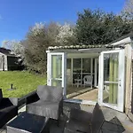 Serene Countryside Escape With Parking