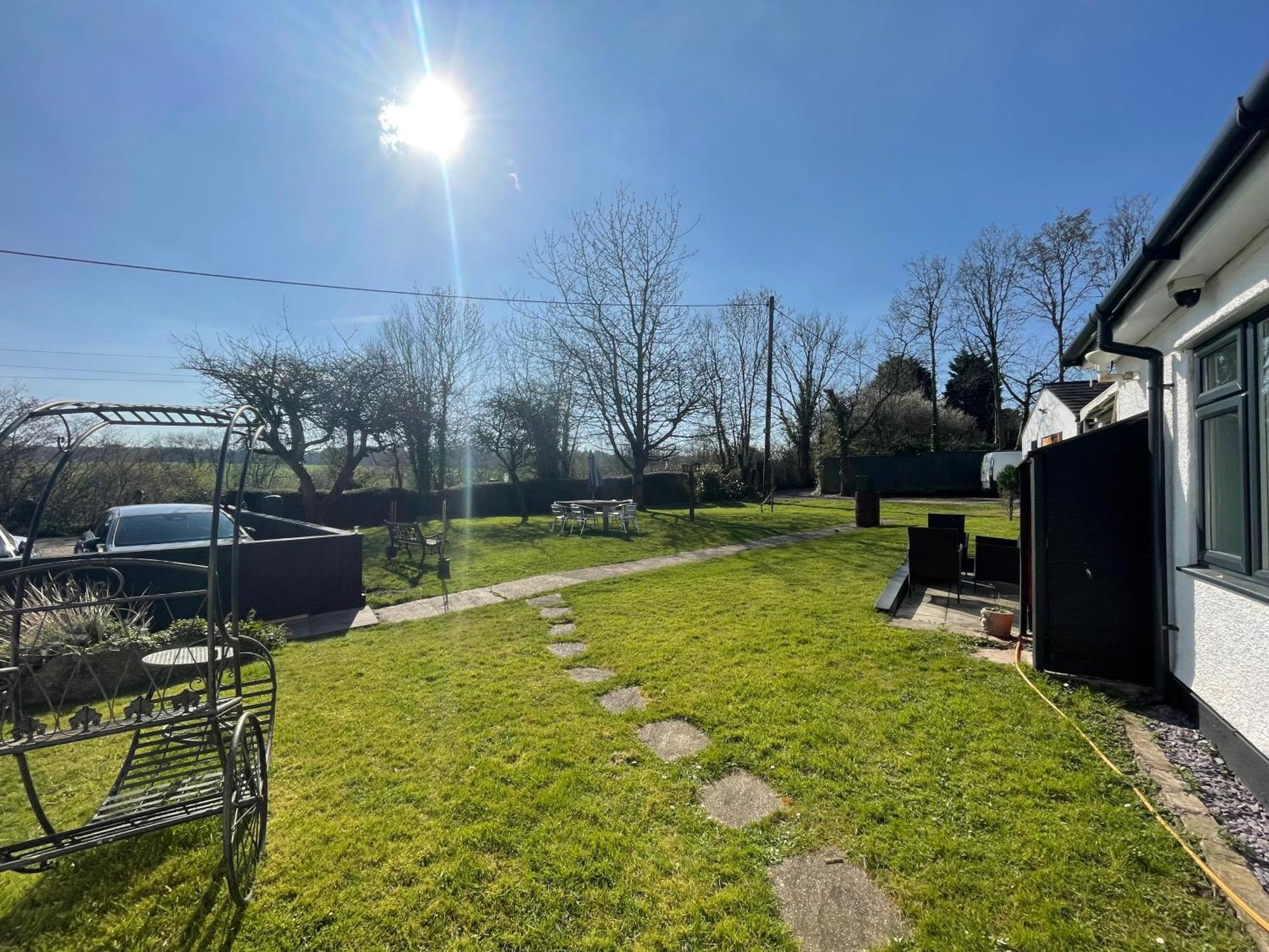 Apartamento Serene Countryside Escape With Parking