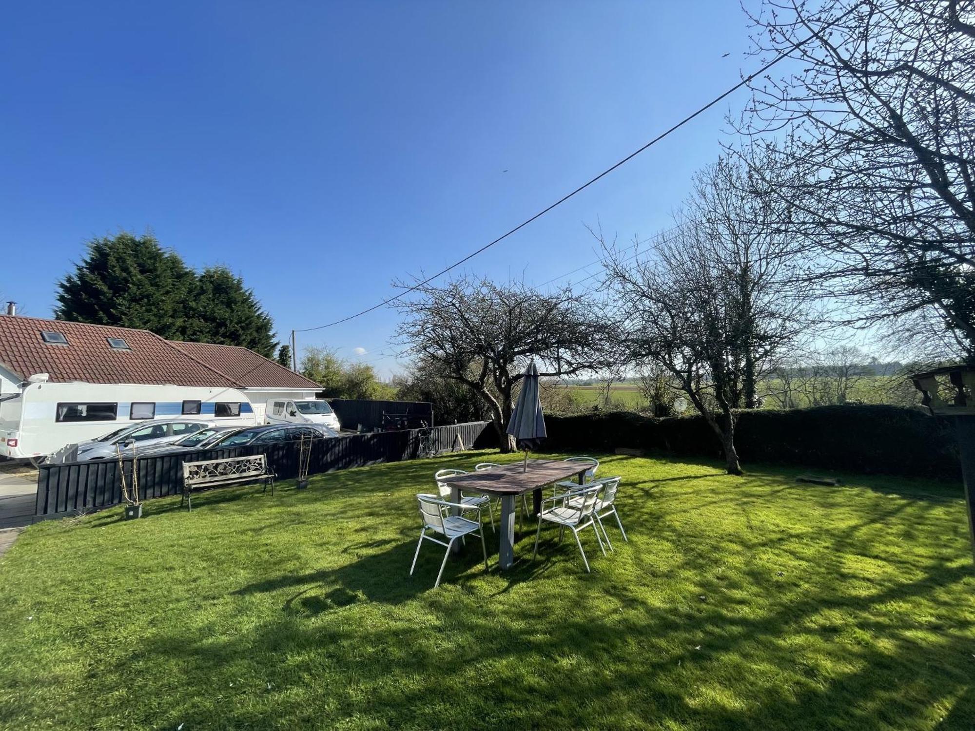 Serene Countryside Escape With Parking